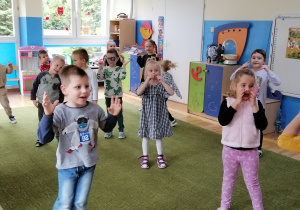Dzieci biorą udział w zabawie przy muzyce